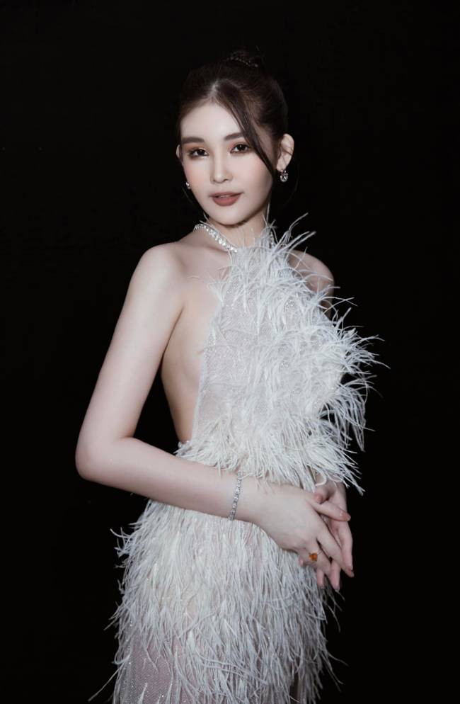 Thế nhưng, cô lại mắc phải những lỗi trang phục khi tham dự các sự kiện giải trí.