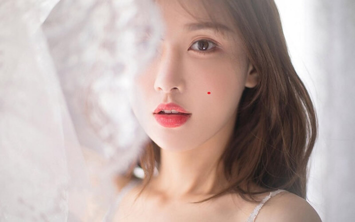 Nữ giới có nốt ruồi ở má. Má là một phần trên khuôn mặt biểu thị vận thế tình cảm của nữ giới. Một người con gái nếu như sở hữu nốt ruồi ở vị trí này thường đường tình duyên hay hôn nhân không được bền vững.