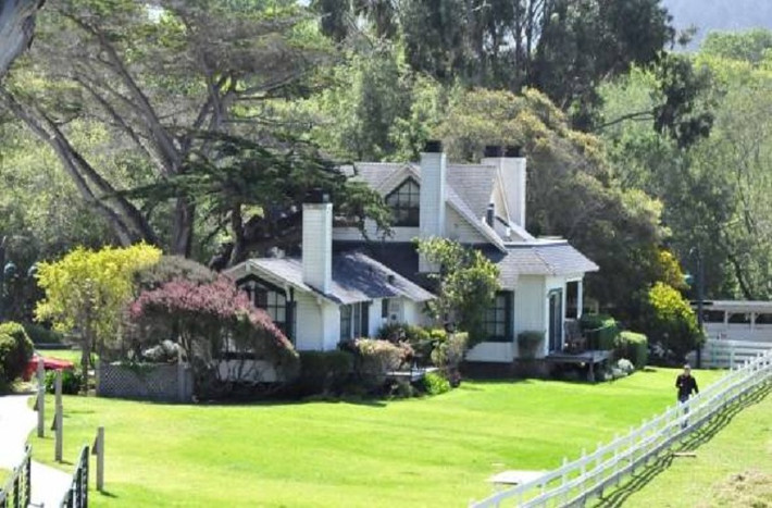 Mission Ranch của thị trưởng thành phố Carmel, Clint Eastwood lại giống như 1 trang trại rộng trên 56km vuông gồm 10 tòa nhà với 31 phòng ngủ. Clint Eastwood luôn hào phóng với bạn bè đến đây chơi và chiêu đãi những món kiểu Mỹ đặc trưng.