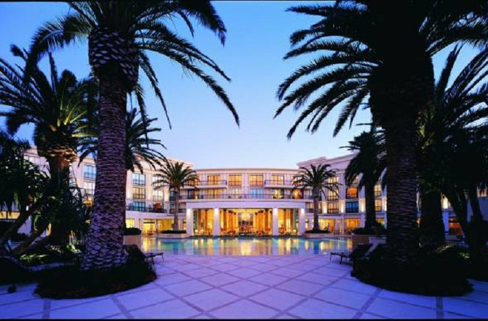 Khách sạn Palazzo Versace do bà hoàng thời trang Donatalla Versace xây dựng. Nằm trên đảo thiên đường QueenLand, Úc nhưng khách sạn Palazzo lại mang vẻ lãng mạn của nước ý hợp gu thời trang với Donatalla.