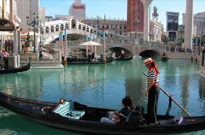 Venetian, Las Vegas – 1,7 tỉ USD. Khách sạn Venetian là một trong những khách sạn 5 sao rộng nhất thế giới với khu đánh bạc rộng 120 nghìn m2, 4.049 nhà nghỉ, 4.059 phòng khách sạn cùng dịch vụ làm đẹp tốt nhất.