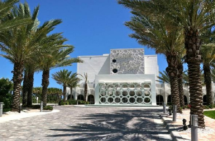 Khách sạn Costa d’Este tại bãi biển Vero phí đông Florida thuộc quyền sở hữu của Gloria Estefan. Khách sạn có 94 phòng nghỉ sang trọng, hồ bơi nước nóng và chuyên phục vụ những món ăn Cuba nổi tiếng.