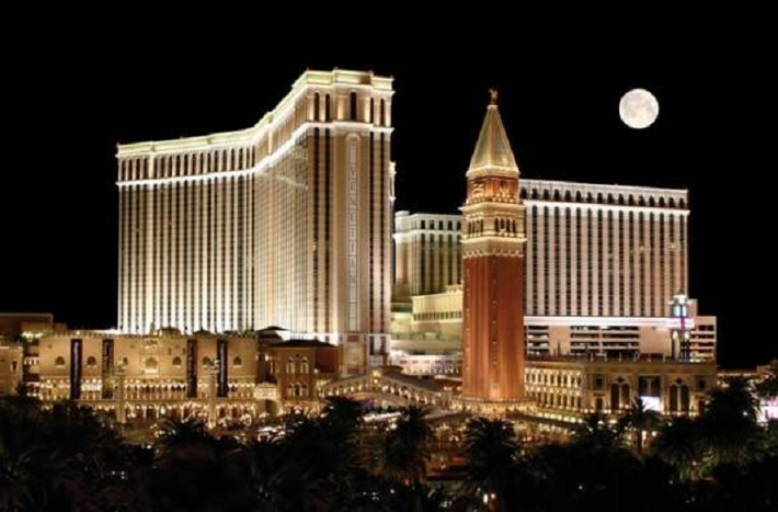 Venetian, Macau – 2,4 tỉ USD. Đây là khách sạn lớn nhất thế giới có diện tích rộng gần 11 triệu m2 với một nửa là khu đánh bạc chứa 800 bàn chơi và 3.400 máy tự động và phần còn lại là khách sạn 5 sao.