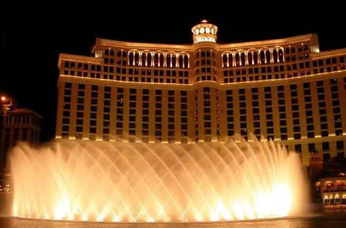 Bellagio, Las Vegas – 1,6 tỉ USD. Đang được sở hữu bởi tập đoàn MGM, sòng bạc này hấp dẫn các tay chơi bởi số tiền đặt cược có thể lên đến 10 nghìn USD. Ngoài ra, nhà hàng ẩm thực đã được công nhận đạt chất lượng 5 sao.