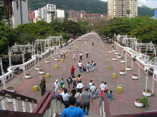 10. Cali, Colombia: Nhiều thành phố ở Mỹ Latinh nằm trong danh sách những nơi nguy hiểm nhất thế giới. Nguyên nhân được cho là do xung đột giữa các băng nhóm mafia tại những thành phố này và Cali không phải là một ngoại lệ. Với khoảng 80 vụ giết người mỗi ngày, đây không phải là nơi an toàn để đến du lịch.