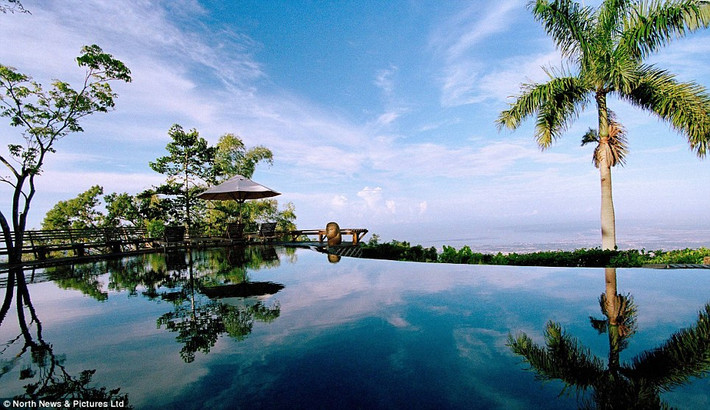 Khu cảnh tuyệt đẹp nhìn từ bể bơi tại khu nghỉ dưỡng Strawberry Hill, Jamaica.