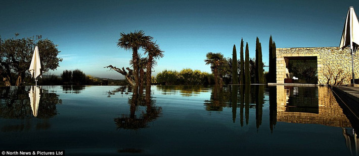 Bể bơi vô cực tại biệt thự Provence, Pháp.