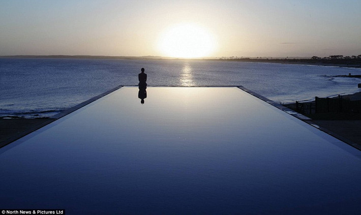 Bể bơi tại khách sạn Playa Vik ở thị trấn ven biển Jose Ignacio (Uruguay) có lẽ là nơi ngắm mặt trời lặn đẹp nhất thế giới.