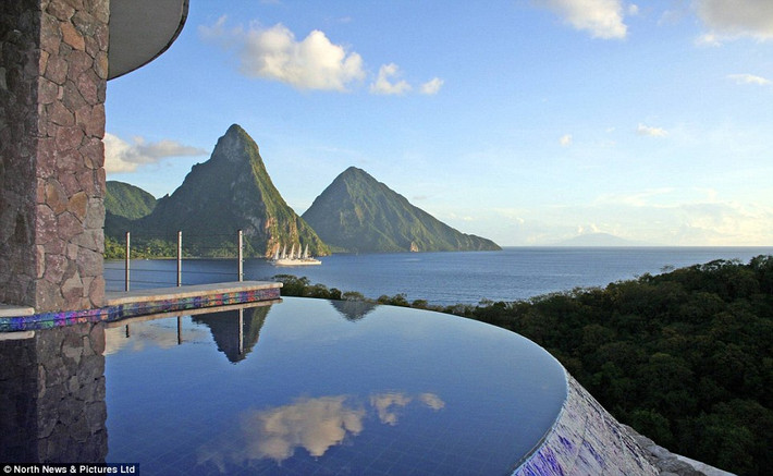 Bể bơi tại khu nghỉ dưỡng Jad Mountain ở đảo quốc St Lucia có tầm nhìn tuyệt đẹp ra khu bảo tồn thiên nhiên Pitons.