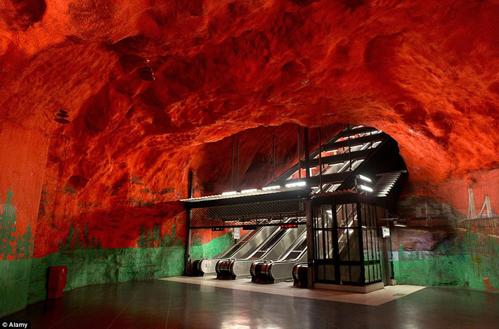 Nhà ga Solna Centrum được trang trí trần với một màu đỏ rực trông như hang ổ của quỷ dữ trong một tiểu thuyết của nhà văn JRR Tolkein.