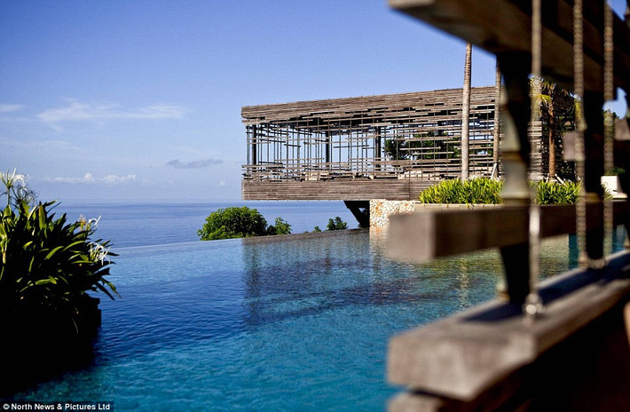 Bể bơi vô cực tại khách sạn Alila Villas Uluwatu trên đảo Bali. Bể bơi được thiết kế ở độ cao 100m so với mặt nước biển Ấn Độ Dương.