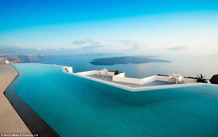 Không nơi nào có tầm nhìn đẹp hơn từ bể bơi tại khu nghỉ dưỡng Grace Santorini, Hi Lạp.