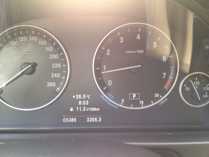 BMW 523i được trang bị động cơ 3L 6 xi-lanh, mô-men xoắn cực đại 250Nm tại 2750-3000 vòng/phút, vận tốc tối đa là 234 km/h, khả năng tăng tốc 0-100 km/h trong vòng 8,5 giây, với mức tiêu hao nhiên liệu ở 7.6 lít/100km.