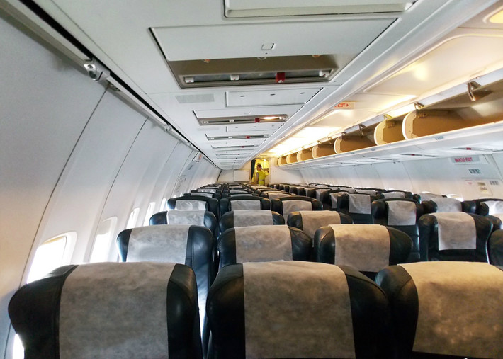 Boeing 737-500 có sức chứa lên đến 132 hành khách, cao hơn nhiều so với dòng máy bay Boeing 737 chỉ chở được 107 hành khách. Trong ảnh là khoang hành khách của Boeing 737-500.