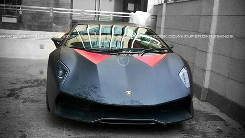 Siêu xế Lamborghini luôn là lựa chọn hàng đầu của những người thích nhái xe. Chiếc xe Lamborghini Sesto Elemento nhái từ chiếc Lamborghini Gallardo LP560 bắt gặp trên đường phố Ấn Độ. Đây được coi tác phẩm nhái thành công, vì xe cũng có lớp sơn màu đen mờ với những điểm nhấn đỏ nổi bật như "hàng xịn".