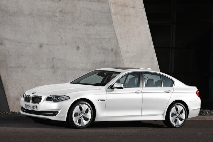 Chiếc xe thuộc dòng series 5 của BMW với đường nét sang trọng thanh lịch và độc đáo, động cơ mạnh mẽ, tiết kiệm nhiên liệu, nội thất được bố trí hài hoà, linh hoạt.