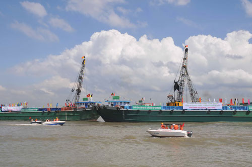 TP.HCM được xem là có cảng nội địa, cảng hàng không, cảng container và cảng biển quốc tế nhiều nhất nước ta. Do có vị trí đặc biệt về địa lý, các cảng của thành phố đều có quy mô lớn với tiềm lực không ngừng tăng lên. Theo xếp hạng của Hội vận tải biển thế giới World Shipping Council, Cảng biển TP.HCM xếp ở vị trí thứ 25 trong Top 50 cảng container lớn nhất thế giới năm 2012.