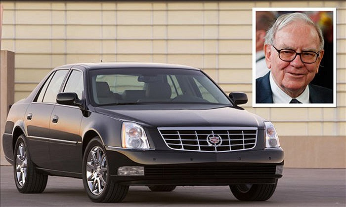 Nổi tiếng tằn tiện, Warren Buffett thường xuyên sử dụng chiếc Cadillac DTS trị giá khoảng 42.000 USD mua từ năm 2006.