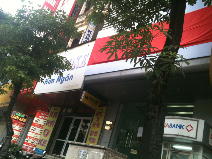 Biển hiện của DaiABank tại số 118 Nguyễn Chí Thanh (quận Đống Đa, Hà Nội) cũng được che kín bằng dải băng màu đỏ. Theo bảo vệ tại đây, mấy ngày nay khách hàng đến giao dịch rất ít.