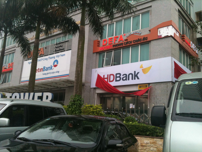 Biển hiện DaiABank tại số 249A, Thụy Khuê (quận Tây Hồ, Hà Nội) đã được thay thế bằng HDBank. Được thành lập ngày 30/7/1993, là ngân hàng cổ phần đầu tiên hoạt động tại Đồng Nai, trải qua 18 năm hoạt động, DaiABank đã khép lại lịch sử của mình bằng việc sáp nhập vào HDBank.