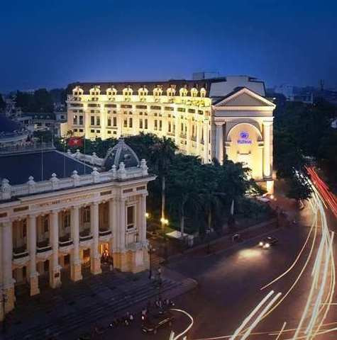 Phòng khách xinh xắn kết hợp với một bàn làm việc nhỏ, có cửa rộng thông sang phòng ăn và bếp. Liền kề đó là căn phòng dành cho vệ sĩ.