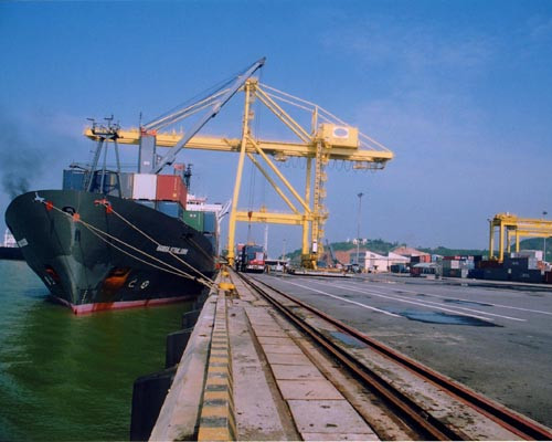 Có thể kể tên các cảng nổi tiếng của Đà Nẵng như: cảng Tiên Sa, cảng Sông Hàn, cảng Liên Chiểu... Ngày nay cảng biển Đà Nẵng được xếp vào hạng cảng biển loại I cấp quốc gia. Trong ảnh là Cảng Tiên Sa, là cảng biển nước sâu tự nhiên, có độ sâu lớn nhất là 12 m nước, chiều dài cầu bến là 965 m, bao gồm 2 cầu nhô và 1 cầu liền bờ chuyên dụng khai thác container. Cảng có thể tiếp nhận tàu hàng tổng hợp đến 40.000 DWT...