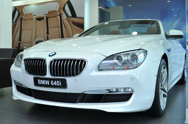 Mẫu BMW Series 6 Convertible được Euro Auto, nhà nhập khẩu chính hãng của BMW phân phối tại Việt Nam ở 165 Pasteur, quận 3, TP.HCM). Siêu xe mui mềm này sẽ bổ sung vào danh mục khá phong phú của BMW tại Việt Nam, bao gồm từ các mẫu xe cỡ nhỏ như 1-series cho đến các mẫu xe du lịch cỡ lớn như 7-series cùng các mẫu SUV khác.