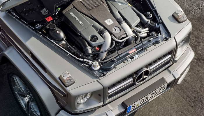 Mercedes-Benz G550 được trang bị động cơ V8, dung tích 5,5 lít, sản sinh công suất tối đa 382 mã lực, mô-men xoắn cực đại 391 lb-ft, cho khả năng tăng tốc 0-100 km/h trong 5,9 giây.