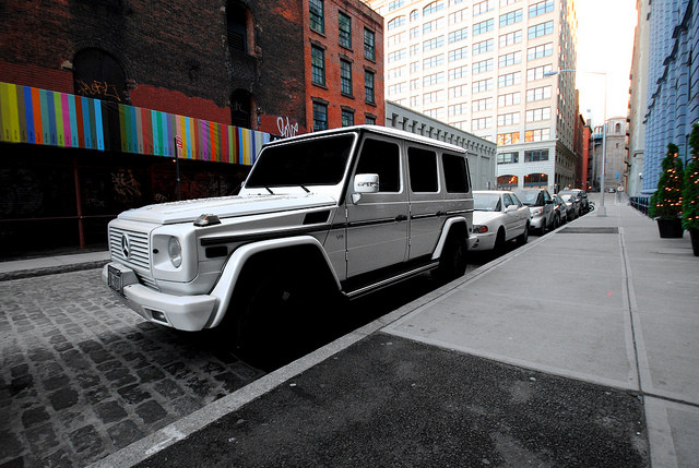 Giá của một chiếc G550 AMG mới tại thị trường Mỹ là hơn 110.000 USD. Tuy nhiên, giới sành xe cho rằng, chiếc xe của Cường Đô la là xe cũ, do đó có giá tại Việt Nam cũng chỉ khoảng 100.000 USD (khoảng hơn 2 tỷ đồng).