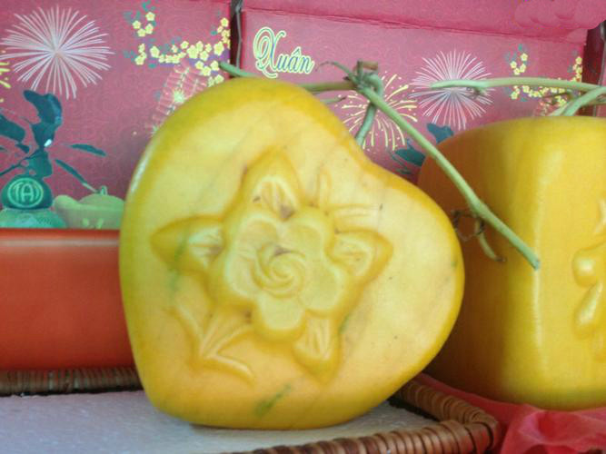 Dưa hấu trái tim có giá 4 triệu đồng/cặp.
