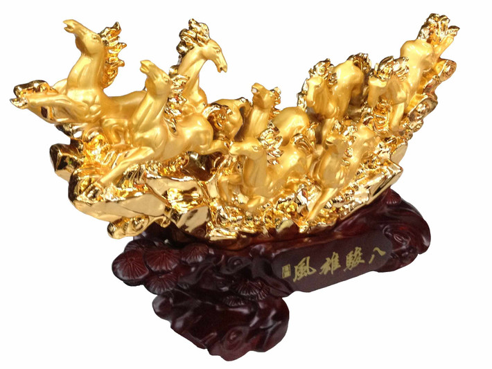 Ngựa phong thủy mạ vàng bát mã có giá gần 3 triệu đồng.