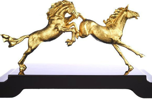 Món quà đắt đỏ nhất phải kể đến ngựa dát vàng 24K. Ngựa dát vàng trên thị trường không phải quà tặng mới lạ nhưng vẫn được nhiều người lựa chọn làm quà tặng vì ý nghĩa phong thủy và sự sang trọng của nó.