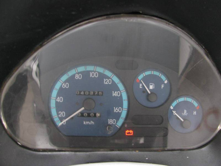Đồng hồ được góp nhặt từ xe matiz, dùng để báo tốc độ, xăng và nhiệt độ dầu.