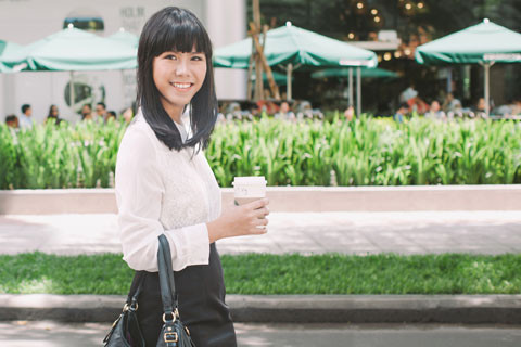 Lê Hoàng Uyên Vy (SN 1987), là người sáng lập và lãnh đạo Công ty cổ phần Thương mại Chọn thông qua website chon.vn. Cô từng tốt nghiệp trường Georgetown, nơi cựu Tổng thống Bill Clinton từng theo học. Nữ doanh nhân xinh đẹp thế hệ 8X được đồng nghiệp khen là thân thiện, sáng tạo và rát giản dị.