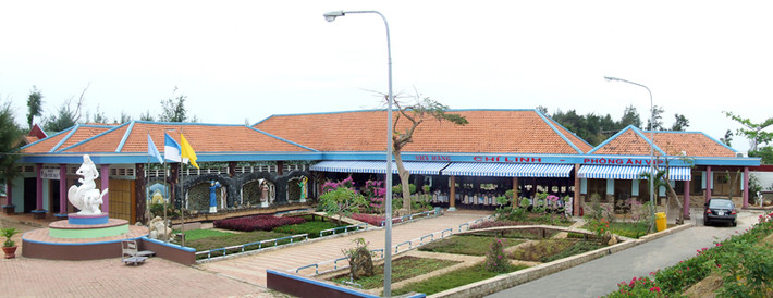 Khu nhà hàng với đa dạng ẩm thực.