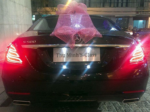 Mercedes S-Class 500L của Thu Minh được lắp ráp tại Việt Nam và vừa trình làng trong triển lãm Việt Nam Motor Show 2013. Do lắp ráp trong nước nên xe siêu sang này chỉ có giá 4,64 tỷ đồng, nhưng không vì thế mà xe giảm đi những thiết kế sang trọng và đẳng cấp.