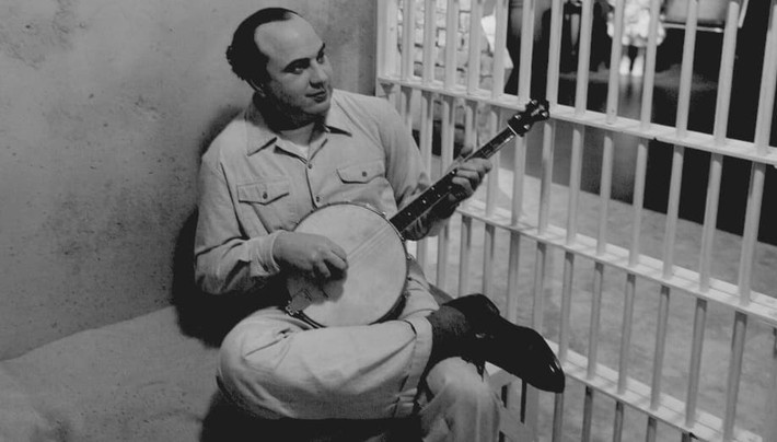 Trong khi thụ án 11 năm vì trốn thuế, Capone bị giam hơn 4 năm ở nhà tù Alcatraz, San Francisco. Khi đó, ông ta bị chẩn đoán mắc bệnh giang mai thần kinh và bệnh ngày càng nặng. Sau khi Capone được thả, gia đình cố gắng cho ông ta nhập viện Đại học Johns Hopkins ở Baltimore, nơi là trung tâm điều trị hàng đầu cho bệnh giang mai cấp ba thể nặng. Lo ngại những ảnh hưởng tiêu cực từ tai tiếng của Capone, bệnh viện này đã từ chối. Ảnh: Myalcaponemuseum.