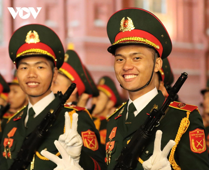 Đặc biệt, tại buổi sơ duyệt, đông đảo người dân Việt Nam đang sinh sống, học tập và làm việc tại Liên bang Nga đã có mặt ở khu vực Quảng trường Đỏ để được trực tiếp nhìn thấy các chiến sĩ của đoàn Việt Nam. Nhiều người mặc áo cờ đỏ sao vàng và giương cao quốc kỳ, hô vang 2 tiếng “Việt Nam”.
