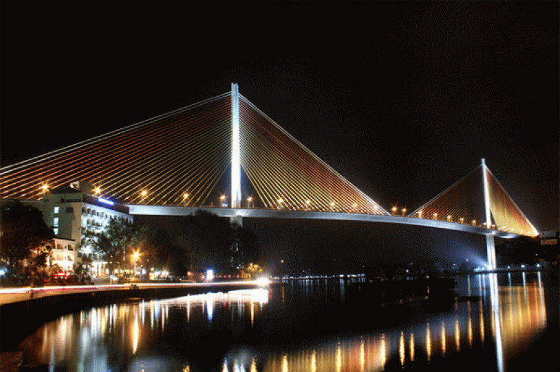  Cầu Bãi Cháy trên QL18, bắc qua sông Cửa Lục (eo biển vịnh Hạ Long), thuộc địa bàn thành phố Hạ Long, tỉnh Quảng Ninh. 