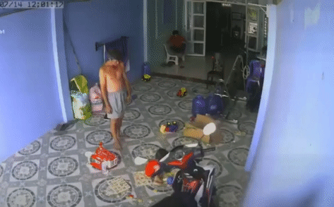 Mới đây, một đoạn video trích xuất từ camera ghi lại cảnh một con rắn hổ ngựa dài gần 2m bất ngờ trườn bò từ ngoài đường vào nhà dân với tốc độ rất nhanh khiến hai người lớn phải bế trẻ em vào nhà, đóng chặt cửa. 