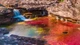 Caño Cristales, còn được gọi là Sông Ngũ Sắc, là một kỳ quan thiên nhiên ở Colombia. Dòng sông này đổi màu từ đỏ sang vàng, rồi xanh lá cây,...tạo nên cảnh sắc vô cùng ấn tượng.