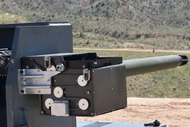 Pháo tự động XM913 Bushmaster cỡ 50 mm của Northrop Grumman kết hợp hỏa lực nạp đạn hai luồng với các loại đạn nổ trên không có thể lập trình và đạn xuyên giáp, cho phép bắn chính xác khi đang cơ động và nhanh chóng tiêu diệt các mục tiêu bọc giáp cũng như được bảo vệ, phục vụ cho xe chiến đấu bộ binh XM30 của Lục quân Mỹ (Nguồn ảnh: Northrop Grumman).