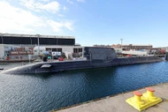 Tàu ngầm hạt nhân tấn công HMS Anson (S123) của Hải quân Hoàng gia Anh neo tại cảng. Đây là tàu ngầm lớp Astute, có khả năng mang tên lửa hành trình Tomahawk và thực hiện các nhiệm vụ răn đe, tấn công tầm xa.