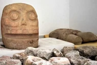 Hình thù kỳ quái của bức tượng đá thờ thần chết Xipe Totec 