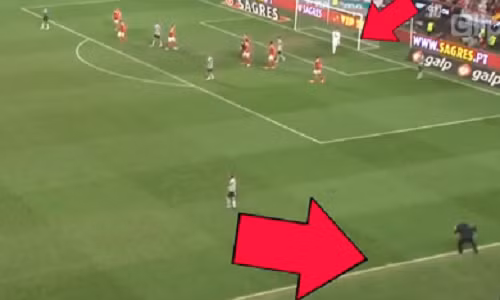 Màn chỉ đạo câu giờ “cực bá đạo” của HLV bóng đá