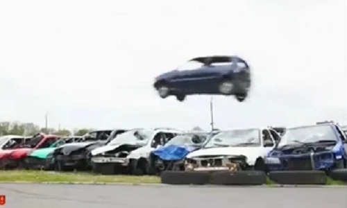 Nghẹt thở cảnh ô tô bay ngoài đời thực ở Anh