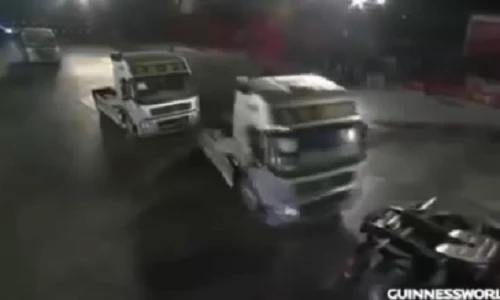 "Lác mắt" xem màn đỗ xe tải vào chỗ hẹp