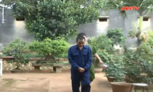 Hát quỵt còn giật dây chuyền vàng của chủ quán