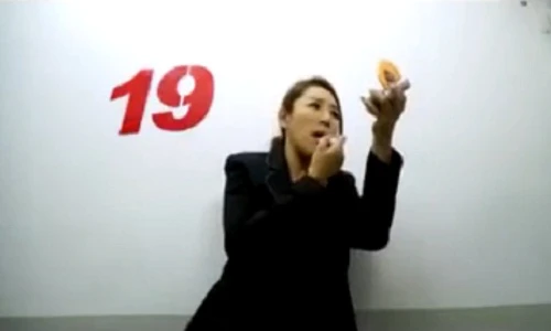 Gái trẻ chạy 19 tầng thang bộ làm quen trai đẹp 6 múi