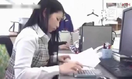 Chóng mặt nhìn nhân viên văn phòng sử dụng máy tính